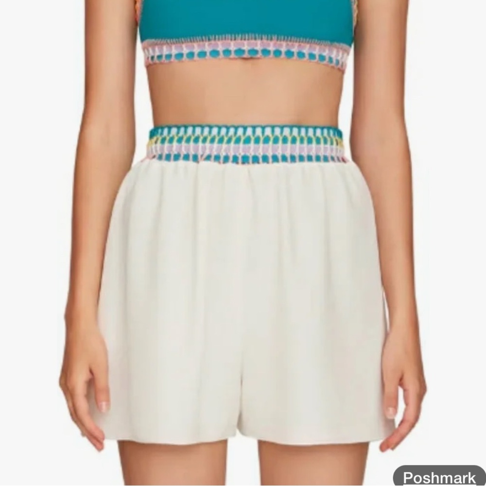 Kiini high waisted white shorts with crochet waistband
Size (S)